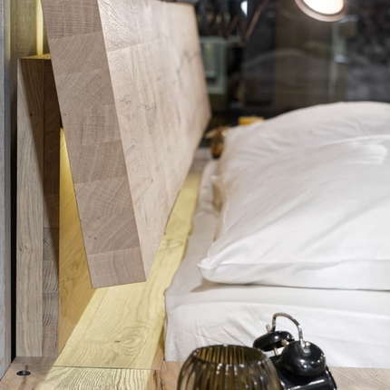 Voglauer Bett Valpin mit Holzkopfteil gepolstert